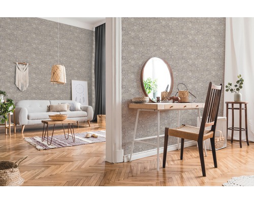 Wohnzimmer mit gemusterter Tapete, Sofa, Tisch und Holzboden