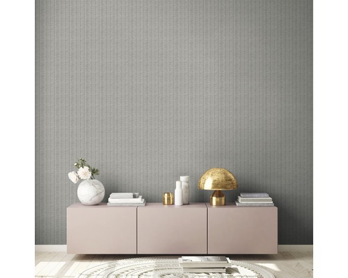 Wohnzimmer mit grauer Tapete, Sideboard und Dekoration