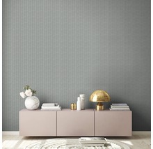 Wohnzimmer mit grauer Tapete, Sideboard und dekorativen Elementen