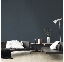 Wohnzimmer mit Sofa und gemusterter Tapete