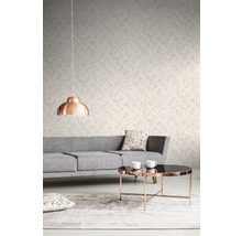 Wohnzimmer mit gemusterter Tapete, Sofa und Couchtisch.