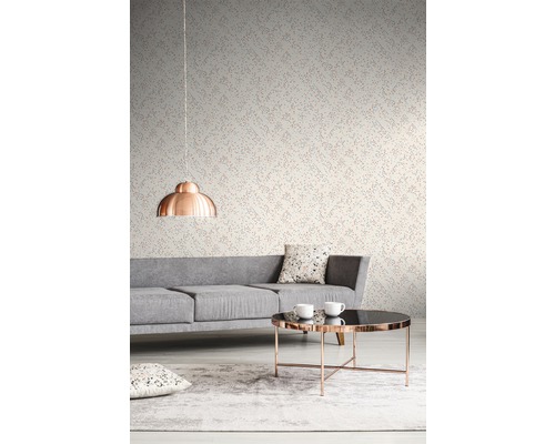 Wohnzimmer mit gemusterter Tapete, Sofa und Couchtisch.