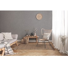 Helles Wohnzimmer mit Sofa, Stuhl, Teppich und grauer Tapete