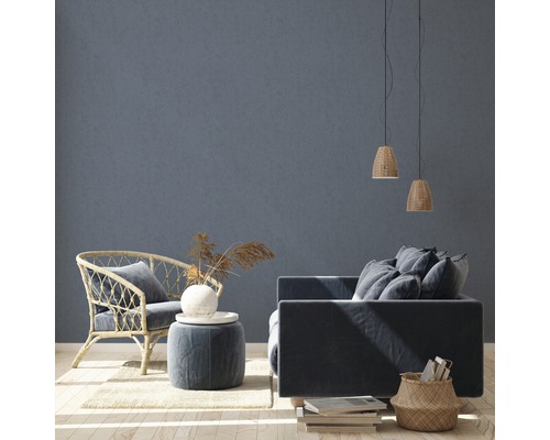Wohnzimmer mit Sessel, Sofa, Hocker und dekorativer Beleuchtung