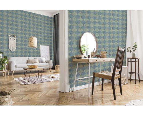 Wohnraum mit Tapete in Fliesenoptik, Sofa und Holzboden