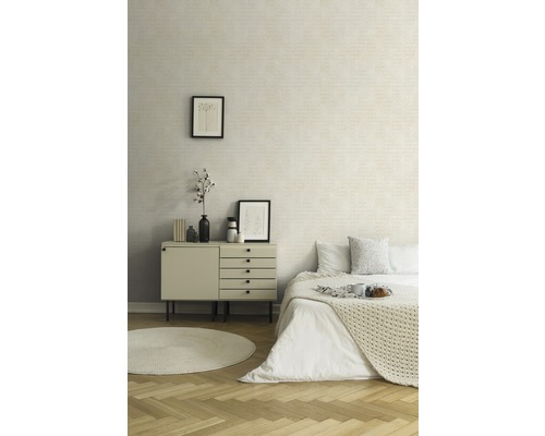 Schlafzimmer mit Doppelbett, Kommode und gemusterter Tapete