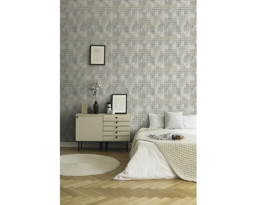 Schlafzimmer mit gemusterter Tapete, Kommode und Bett