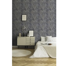 Schlafzimmer mit gemusterter Tapete, Kommode und Bett