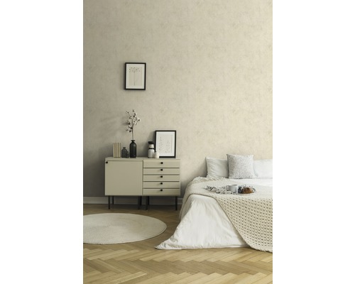 Helles Schlafzimmer mit Bett, Kommode, runden Teppich und Holzfußboden
