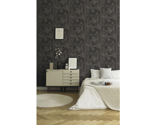 Schlafzimmer mit gemusterter Tapete, Bett, Kommode und Dekoration