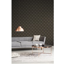 Wohnzimmer mit grauer Couch, Tisch und gemusterter Tapete