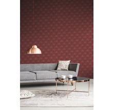 Wohnzimmer mit roter Tapete im Art-déco-Stil, grauem Sofa und Couchtisch