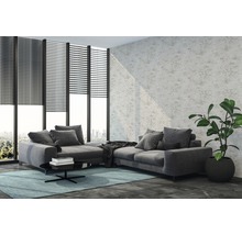 Helles Wohnzimmer mit Ecksofa, Fensterjalousien und Zimmerpflanze
