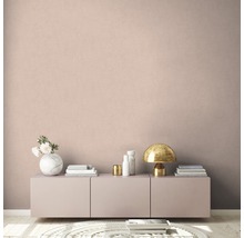 Wohnzimmer mit gemusterter Tapete und modernem Sideboard