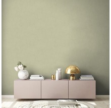 Wohnzimmer mit Lowboard, Tischleuchte und Dekoration