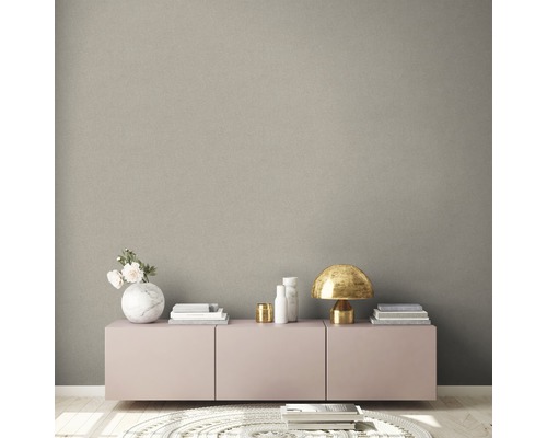 Wohnraum mit grauer Wand, Sideboard und Dekorationsartikeln