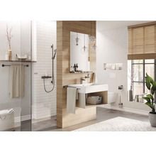 Helles Badezimmer mit Dusche, Waschtisch, Spiegel und Holzdetails