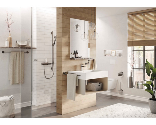 Modernes Badezimmer mit Dusche, Waschtisch, Spiegel und Accessoires für eine helle und freundliche Atmosphäre