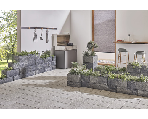 Terrasse mit Grill, Pflanzsteinen, Kräutern und Pflastersteinen