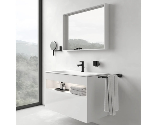 Modernes Badezimmer mit weißem Waschtischunterschrank, Spiegel, Armatur und Handtuchhalter