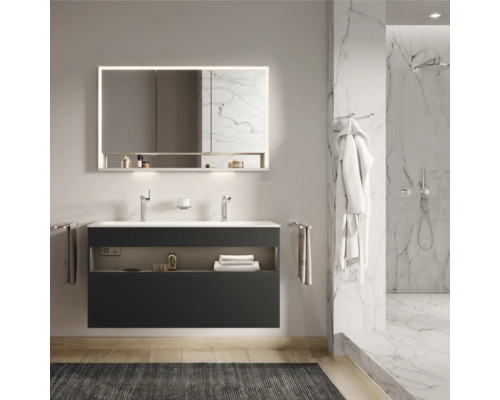 Modernes Badezimmer mit Waschtisch, beleuchtetem Spiegelschrank und begehbarer Dusche