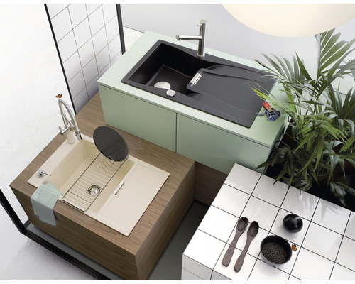 Küchenszene mit zwei Spülen in verschiedenen Farben und Materialien sowie Pflanzen zur Dekoration