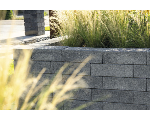 Gartenmauer aus Betonsteinen mit Bepflanzung