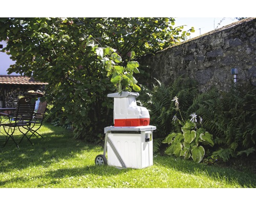 Gartenhäcksler im Einsatz im Garten