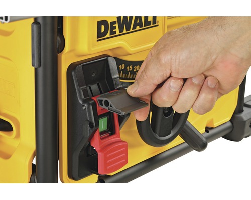 Ein Mensch bedient den Ein- und Ausschalter einer DeWalt Tischkreissäge.