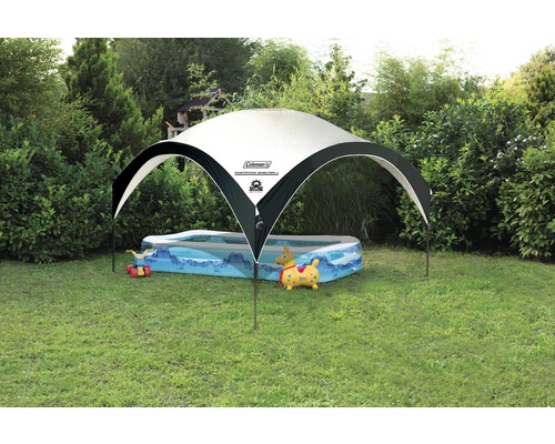 Coleman Pavillon mit Kinderpool im Garten.