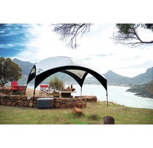 Szene mit Pavillon, Kühlbox und Campingstühlen im Freien mit Blick auf das Meer