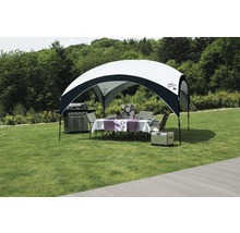 Coleman Event Shelter mit Grill, Tisch und Kühlbox im Garten