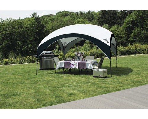 Coleman Event Shelter mit Grill, Tisch und Kühlbox im Garten