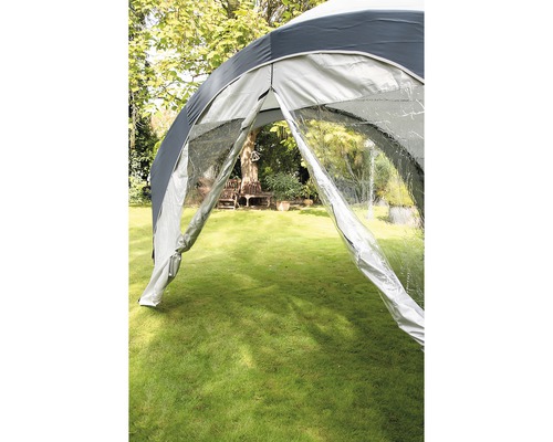 Gartenzelt mit transparenten Seitenwänden auf Rasenfläche