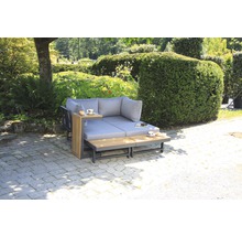 Gartenlounge mit grauen Polstern, Beistelltisch und Ablagetisch im Garten