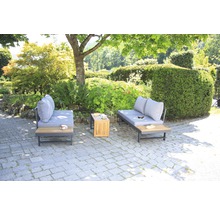 Gartenszene mit Loungemöbeln aus Metall und Holz mit grauen Polstern auf einer Terrasse