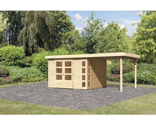 Gartenhaus Karibu Naomi 5 inkl. Anbaudach 2,4 m 554 x 262 cm natur Holzgartenhaus mit Anbau auf gepflasterter Fläche im Garten.