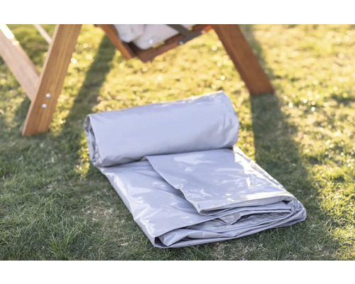 Graue Schutzhülle für Gartenmöbel auf Rasen
