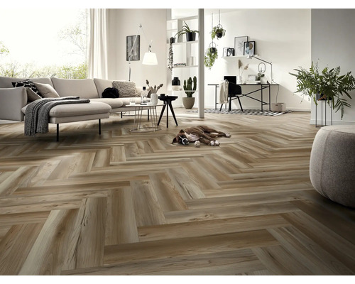 Helles Wohnzimmer mit Fischgrätparkett, Sofa, Schreibtisch und Hund