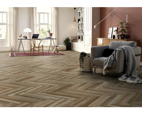 Heller Wohnraum mit Fischgrät-Vinylboden, Schreibtisch und Sessel