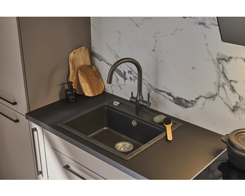 Küchenspüle mit Armatur auf einer Arbeitsplatte