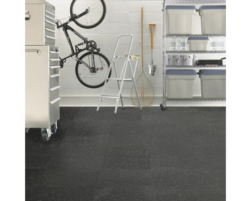 Garage mit Fahrrad, Werkzeugschrank, Leiter, Regal und Bodenbelag