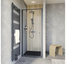 Modernes Badezimmer mit Dusche, Handtuchwärmer und Hocker