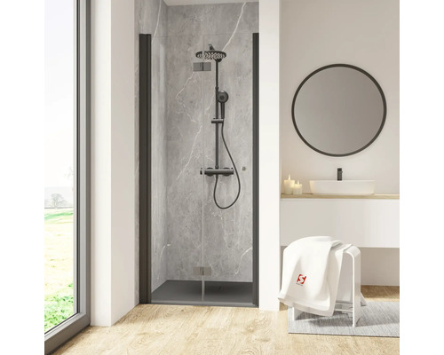 Duschtür in Nische mit Drehfalttür SCHULTE Garant 2.0 ExpressPlus 90 cm Profil schwarz Klarglas schmutzabweisende Glasbeschichtung Türanschlag links Puffergriff Badezimmer mit Dusche, Waschbecken, Spiegel und Hocker
