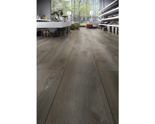 Innenraum mit verlegtem Laminatboden in Holzoptik.