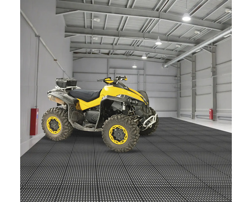 Geländefahrzeug in einer Garage mit Bodenfliesen