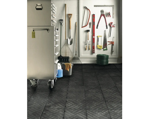 Werkstatt mit Werkzeugschrank, Werkzeugen an der Wand und Bodenfliesen