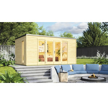 Gartenansicht mit Holzgartenhaus, Terrasse und Sitzgruppe mit Feuerstelle.