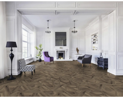 Helles Zimmer mit Kamin, Bücherregal und dunklem Holzboden im Fischgrätmuster