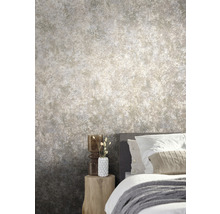 Schlafzimmer mit gemusterter Tapete im Used Look und Nachttisch